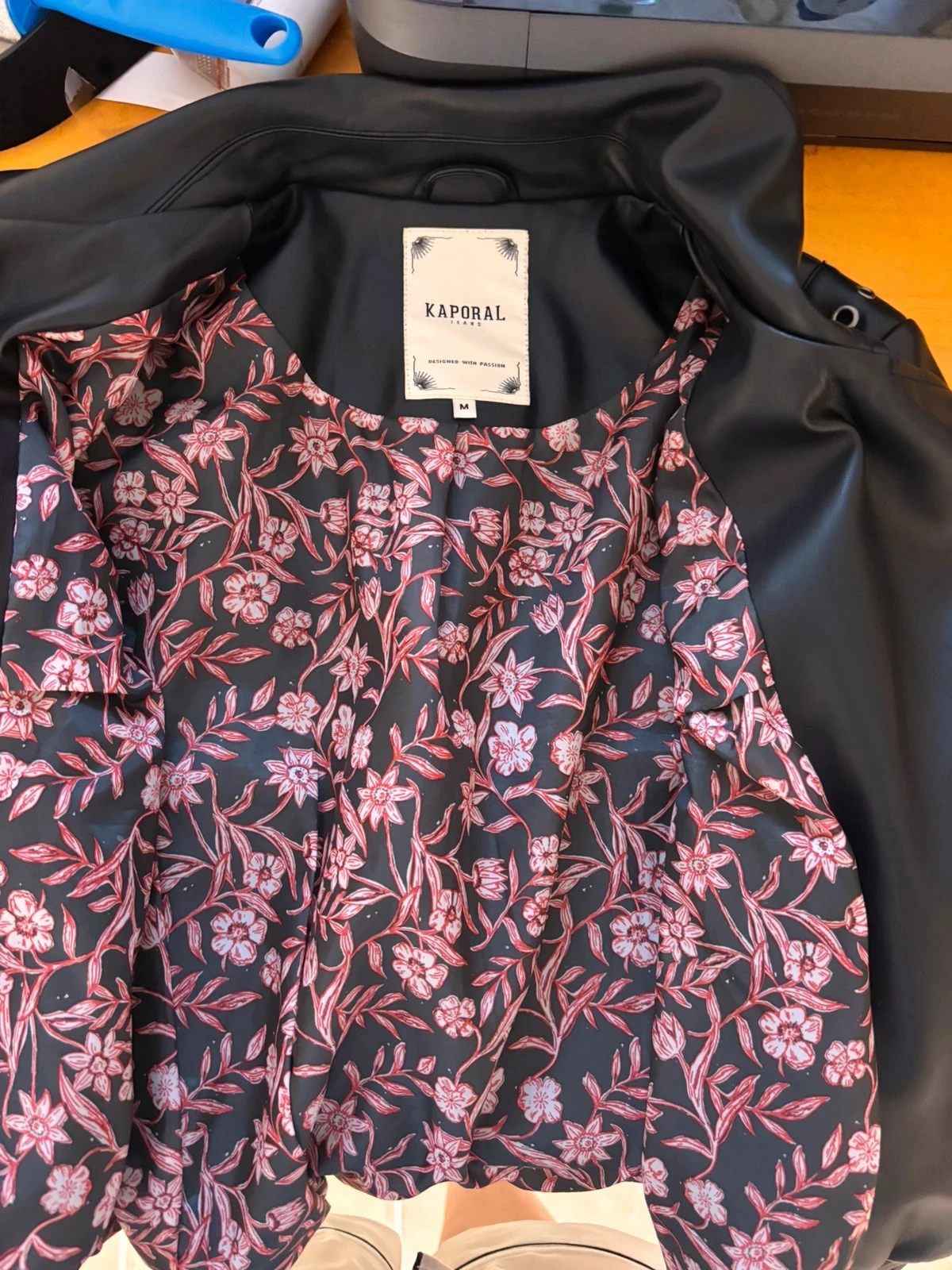 Zwarte faux lederen perfecte jas met bloemvoering Kaporal (Model Torid) Maat M (38) – photo 11
